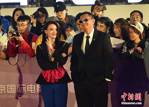 評(píng)委王家衛(wèi)與舒淇亮相紅毯。 <a target='_blank'  data-cke-saved-href='http://www.chinanews.com/' href='http://www.chinanews.com/' ><p  align=