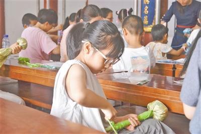艾香滿仙城  巧手制安康  縣博物館舉行傳統節日民俗體驗活動
